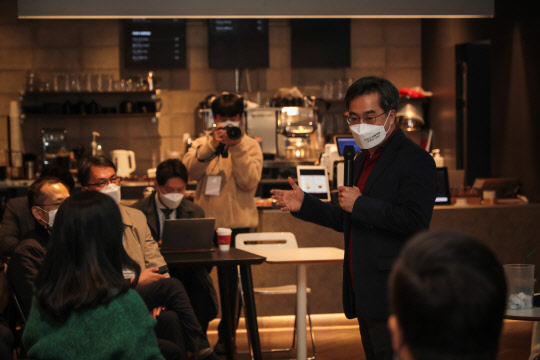 지난 11월12일 제20대 대선 예비후보인 김동연 전 경제부총리(새로운물결 창당준비위원장)가 서울 마포구 한 카페에서 열린 캠프 자원봉사자 차담 행사에서 인사말을 하고 있다.김동연 캠프 제공